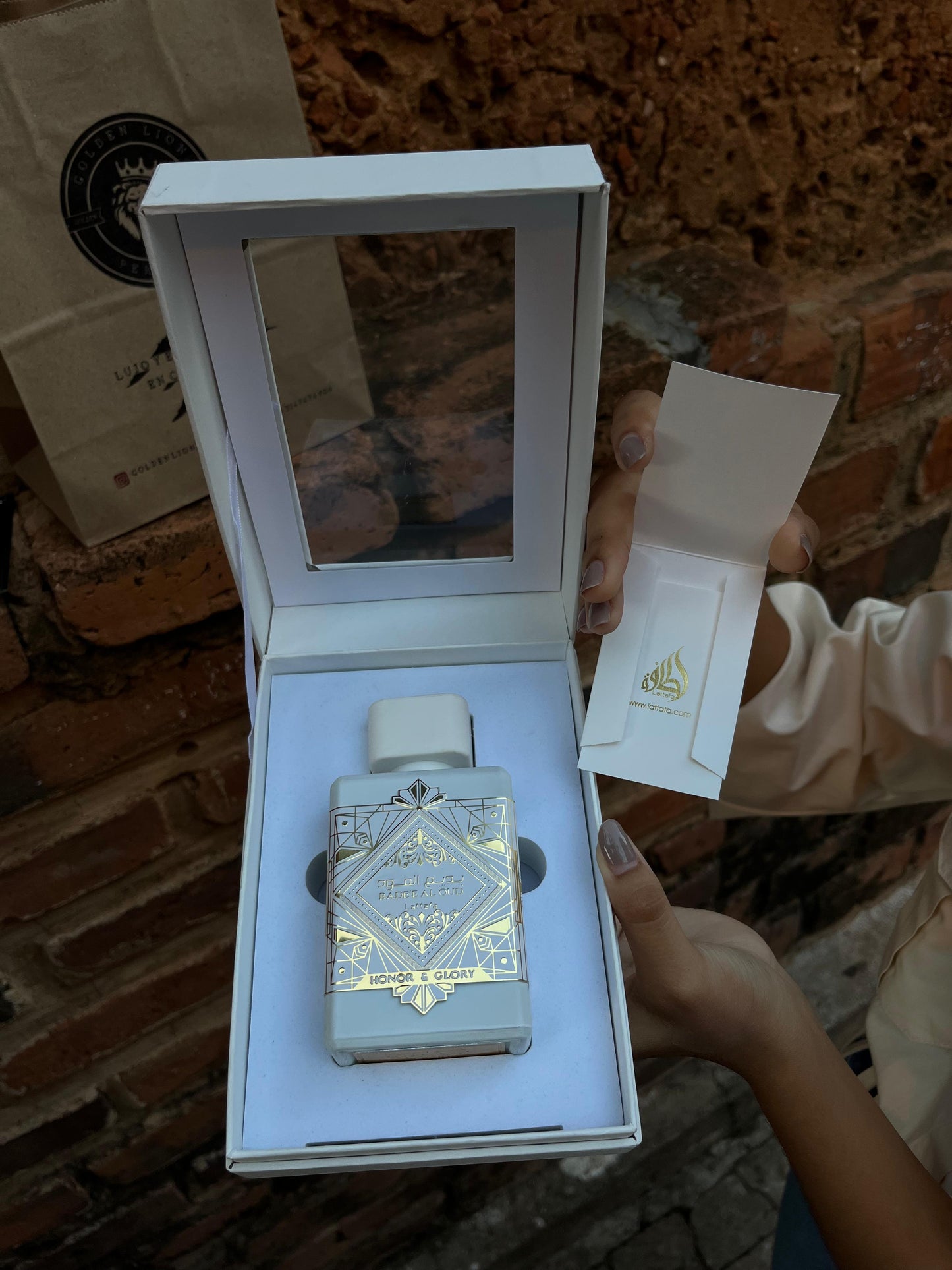 3 PERFUMES + Obsequio (Khamrah Qahwa - Al Haramain Gold - Honor & Glory + Perfumero)