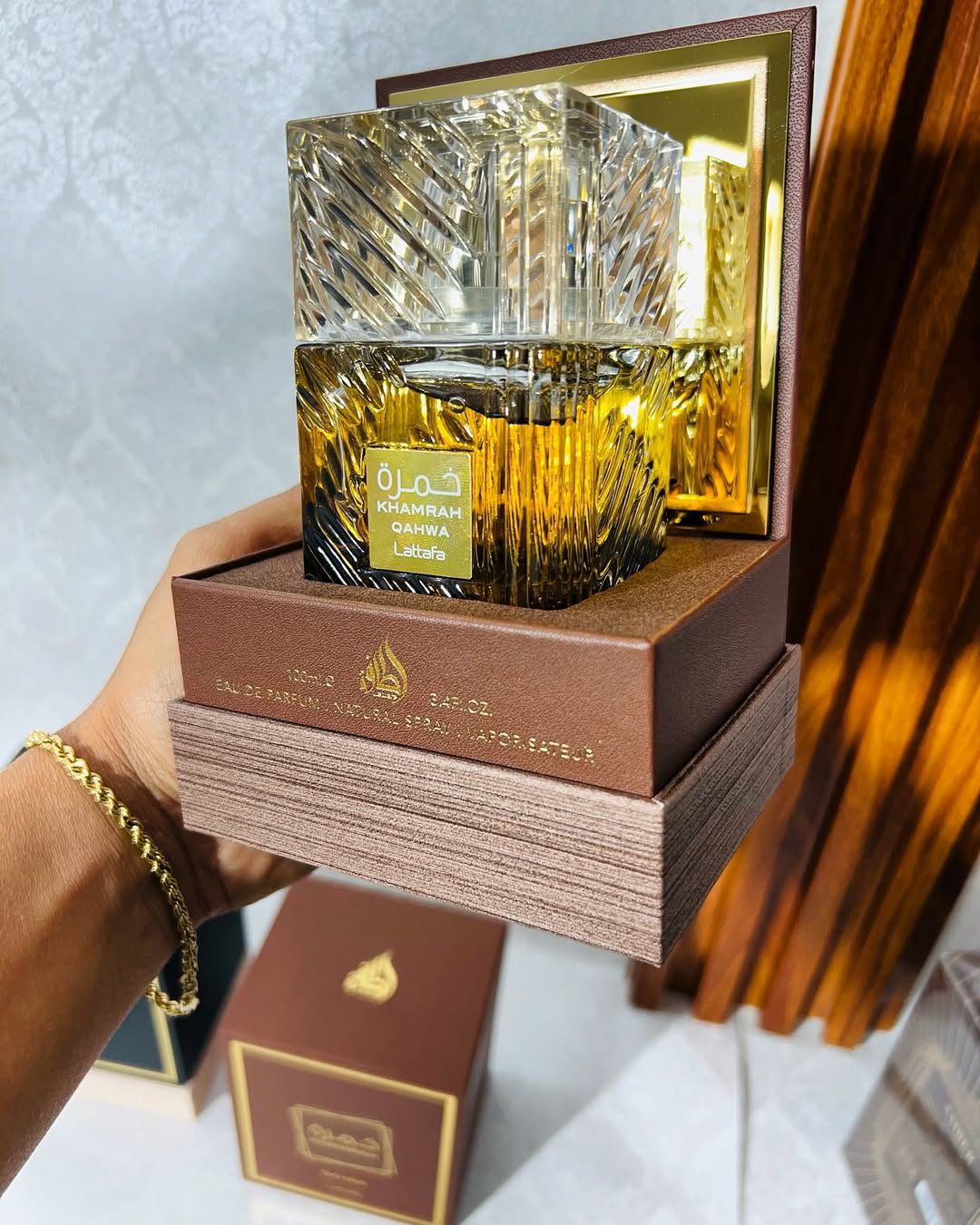 3 PERFUMES + Obsequio (Khamrah Qahwa - Al Haramain Gold - Honor & Glory + Perfumero)